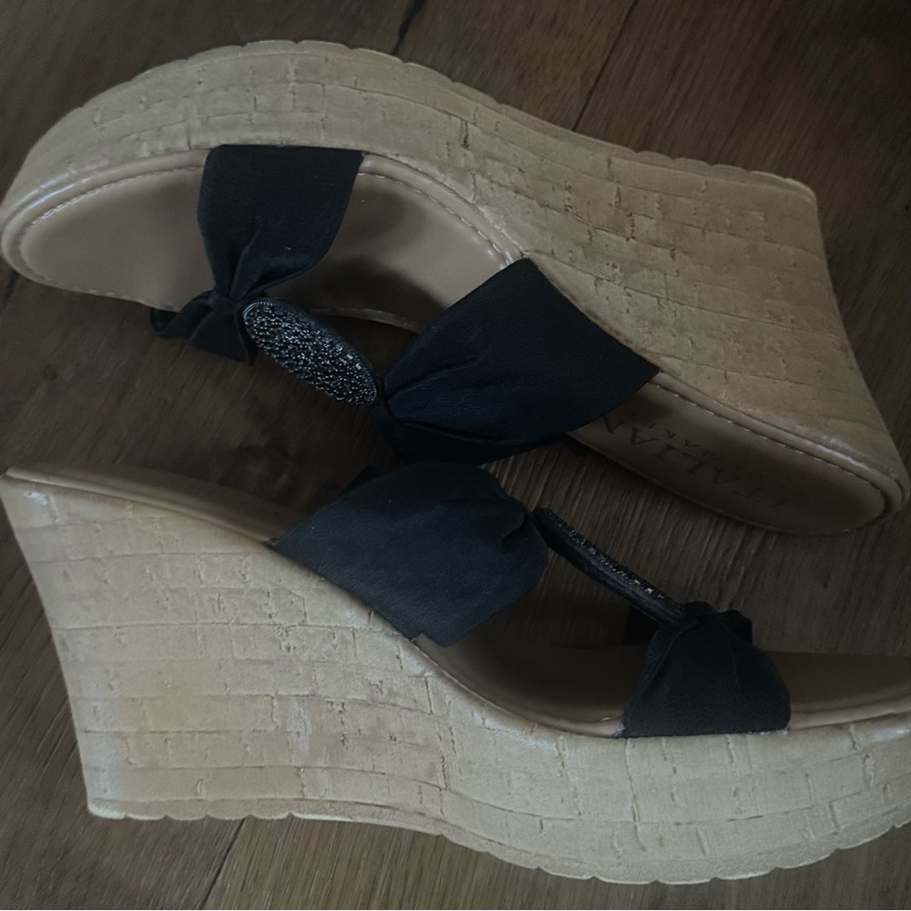 Italian Shoemakers Black Wedge Sandals - Picture 5 of 9